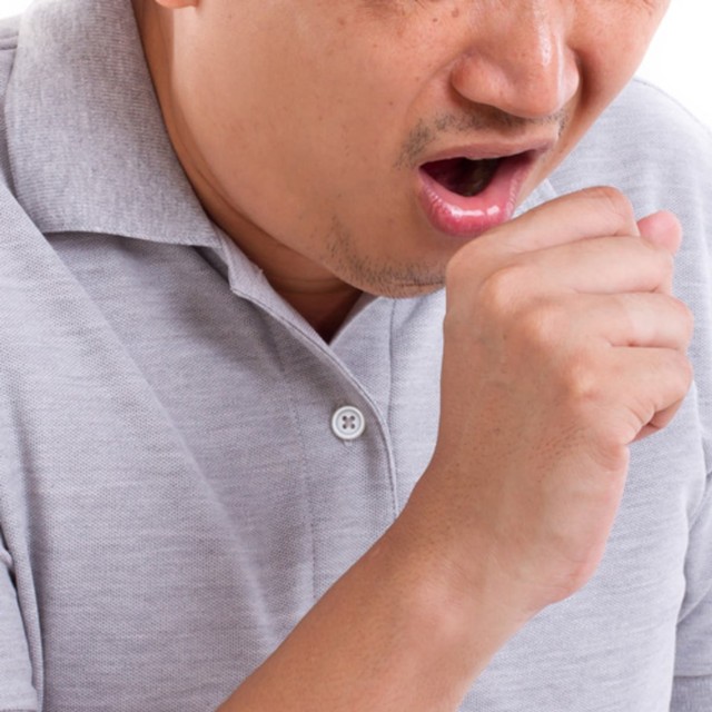 Batuk yang disertai dahak kehijauan merupakan gejala radang paru-paru