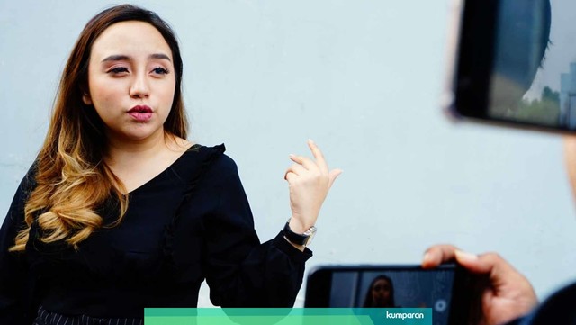 Anak Sunan Kalijaga, Salmafina Sunan saat ditemui wartawan seusai mengisi acara di studio Trans Tv, Jakarta Selatan, Rabu, (9/7). Foto: Ronny