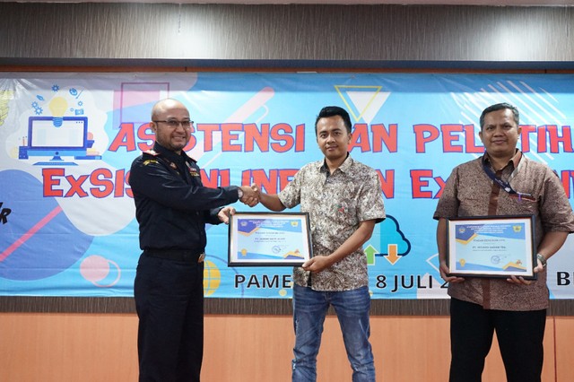 Penyerahan penghargaan oleh Kepala Kantor Cukai Madura, Latif Helmi kepada Direktur PT 1001 Alami Habiburrahman, SE