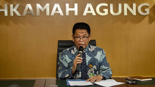 Kepala Biro Hukum dan Humas Mahkamah Agung (MA) Abdullah membacakan salinan putusan kasasi terdakwa kasus Bantuan Likuiditas Bank Indonesia (BLBI) Syafruddin Arsyad Temenggung di Gedung MA, Jakarta, Selasa (9/7). Foto: ANTARA FOTO/Dhemas Reviyanto