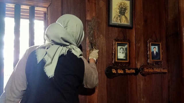 Petugas Balai Pelestarian Cagar Budaya Sulawesi Selatan menempel lubang yang ada di salah satu sudut dinding Istana Malige, Selasa (9/7). Foto: Rusman/kendarinesia.