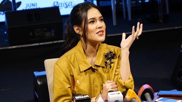 Penyanyi Raisa saat hadir di launcing single berjudul "Kembali" di Plaza Senayan, Jakarta, Selasa (9/7). Foto: Ronny