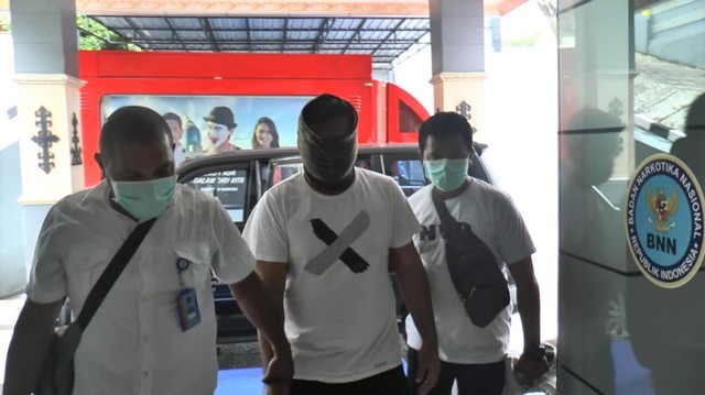 Tersangka kepemilikan ganja, JL tiba di Kantor BNN Maluku di kawasan Karang Panjang Ambon, Selasa (9/7). (Foto: istimewa)