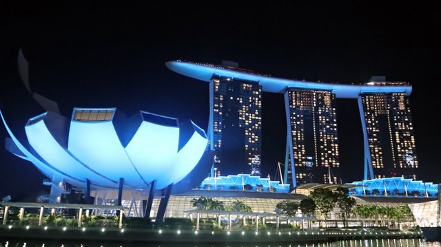 Marina Bay Sands pada malam hari dilihat dari Singapore River Foto: Helinsa Rasputri/kumparan
