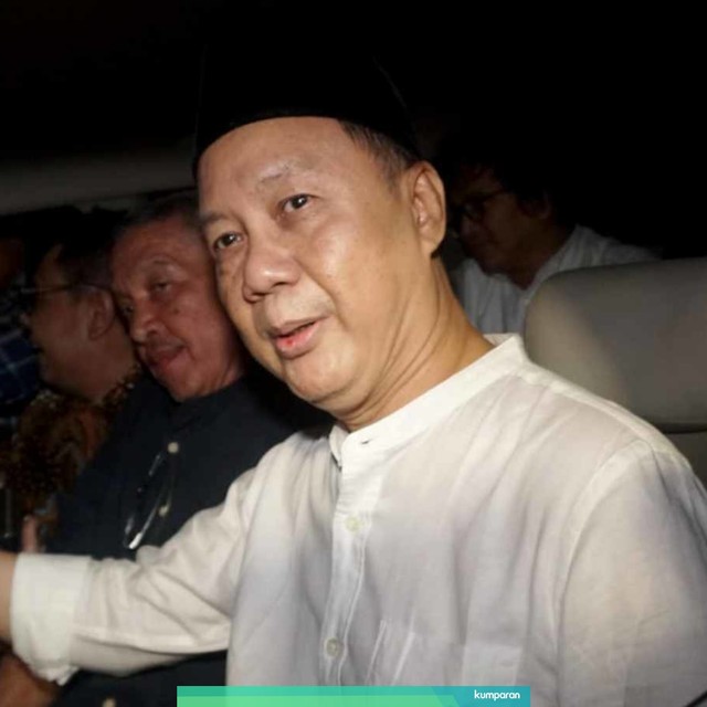Eks Kepala Badan Penyehatan Perbankan Nasional (BPPN), Syafruddin Arsyad Temenggung, usai keluar dari rutan KPK, Selasa (9/7). Foto: Fanny Kusumawardhani/kumparan