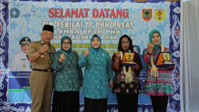 Ketua TP PKK Kalsel, Hj Raudatul Jannah (tengah) di Kelurahan Birayang, Kecamatan Batang Alai Selatan, Kabupaten Hulu Sungai Tengah. Foto: Humpro Kalsel
