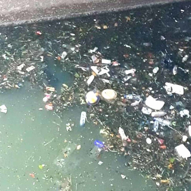 Bola voli yang tercebur di Pintu Air BKT. Foto: Instagram @sudindamkarjaktim