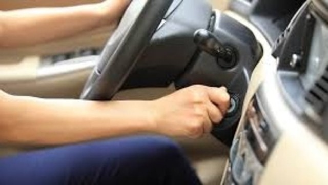 Ilustrasi memperbaiki dinamo starter mobil Foto: Dok. Istimewa