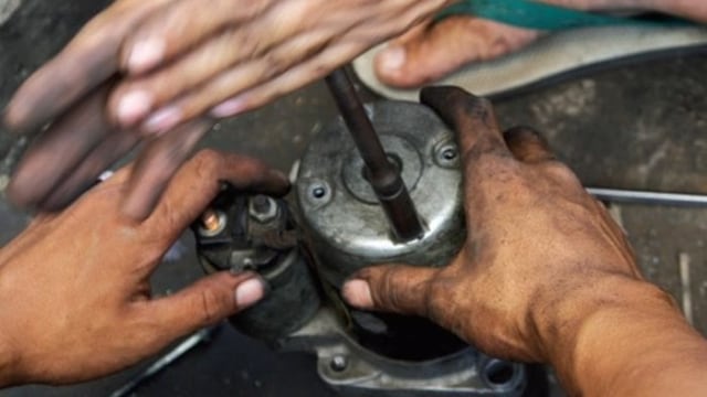 Ilustrasi memperbaiki dinamo starter mobil Foto: Dok. Istimewa