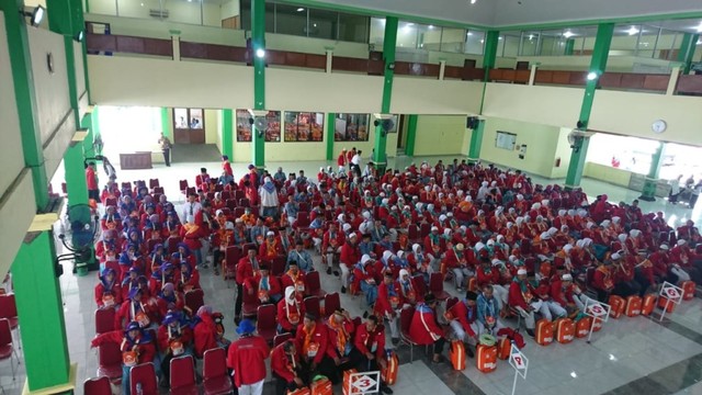 Calon jamaah haji kloter pertama saat akan berangkat dari Asrama Haji Donohudan, Boyolali. (Tara Wahyu N.V.)