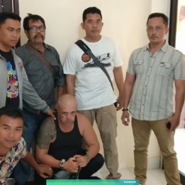 Polisi bersama Krasimir Stoykov alias Stoykov, pelaku skimming atau pembobol anjungan tabungan mandiri (ATM) di Bali. Foto: Dok. Polda Bali