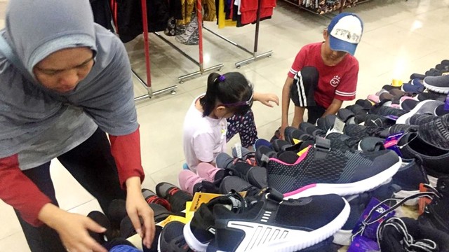 Para orang tua berbelanja perlengkapan sekolah memakai Kartu KJP di Rommy Jaya, Jakarta Selatan, Rabu (10/7). Foto: Nurul Nur Azizah/kumparan