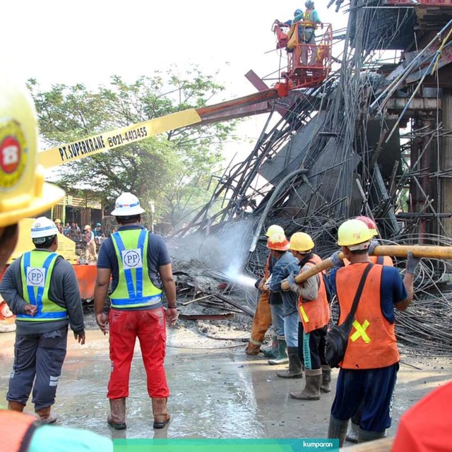 Sejumlah pekerja dan alat berat membersihkan material coran semen di lokasi ambruknya salah satu tiang penyangga proyek pembangunan Tol Bogor Outer Ring Road (BORR) Seksi IIIA simpang Yasmin-Semplak di jalan raya KH Sholeh Iskandar, Kelurahan Cibadak, Tanah Sareal, Kota Bogor, Jawa Barat, Rabu (10/7/2019). Foto: ANTARA FOTO/Arif Firmansyah