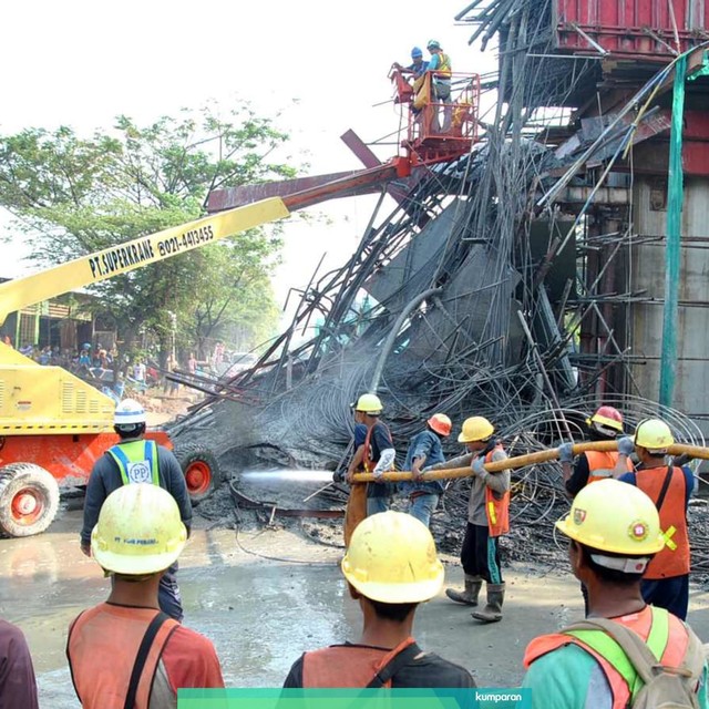 Sejumlah pekerja dan alat berat membersihkan material coran semen di lokasi ambruknya salah satu tiang penyangga proyek pembangunan Tol Bogor Outer Ring Road (BORR) Seksi IIIA simpang Yasmin-Semplak di jalan raya KH Sholeh Iskandar, Kelurahan Cibadak, Tanah Sareal, Kota Bogor, Jawa Barat, Rabu (10/7/2019). Foto: ANTARA FOTO/Arif Firmansyah