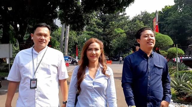 Pablo benua dan Rey Utami di Polda Metro Jaya. Foto: Ainul Qalbi/kumparan