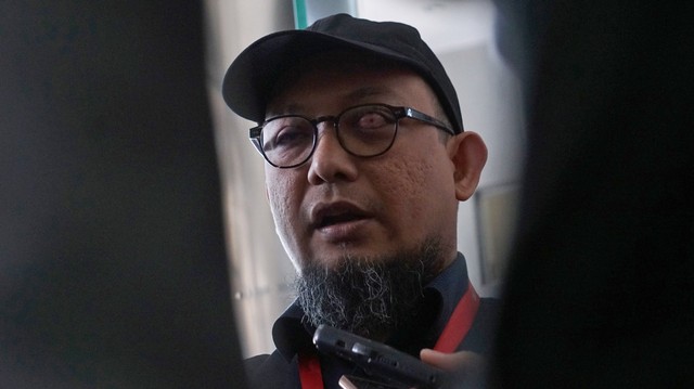 Novel Baswedan memberikan keterangan pers terkait penyelidikan kasus dirinya di Gedung KPK, Jakarta, Rabu (10/7). Foto: Fanny Kusumawardhani/kumparan