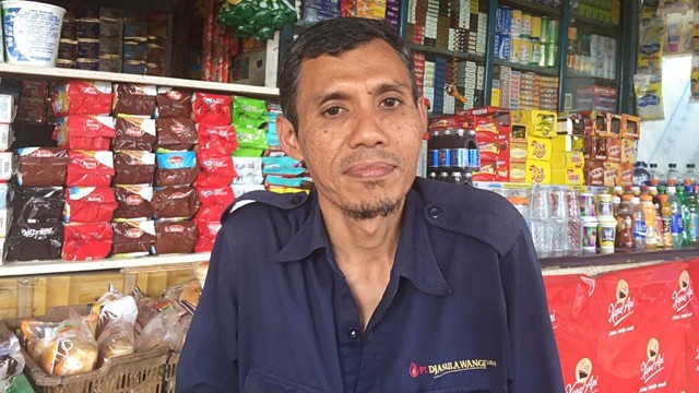 Uyoh Hidayatullah, warga di dekat lokasi tiang proyek tol BORR Ambruk. Foto: Lutfan Darmawan/kumparan