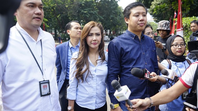 Rey Utami (tengah) datangi Polda Metro Jaya, Rabu (10/7). Foto: Ronny