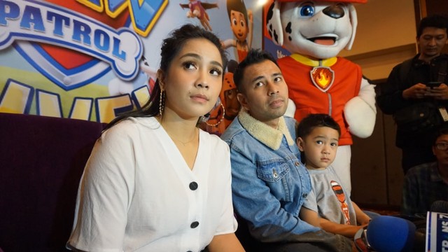 Raffi Ahmad, Nagita Slavina, dan Rafathar di kawasan Kemang, Jakarta Selatan, Rabu (10/7). Foto: Regina Kunthi Rosary/kumparan