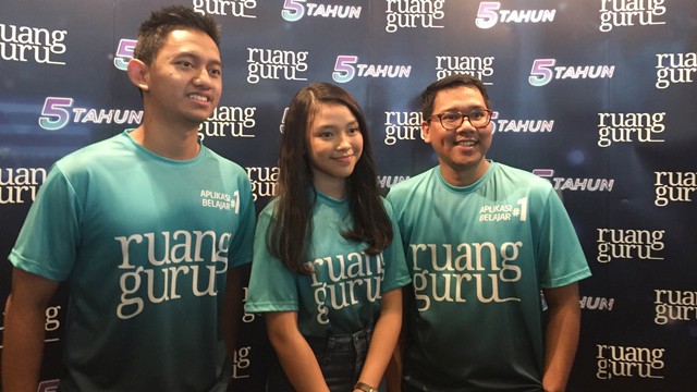 Anneth Idol (tengah) ditemui di acara ruangguru. Foto: Sarah Yulianti Purnama/kumparan