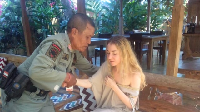 Bule Rusia saat diamankan petugas di sebuah villa di Sukawati, Gianyar, Selasa (9/7)- kanalbali-KAAD