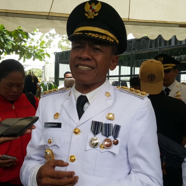 Wali Kota Palu, Hidayat, saat memberikan keterangan pers terhadap sejumlah wartawan. Foto: PaluPoso