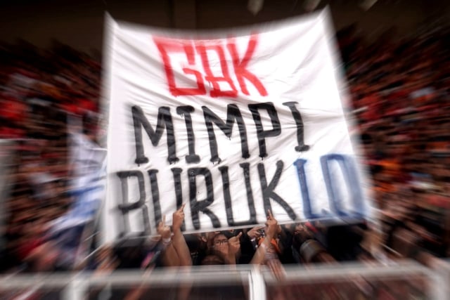 Suporter membentangkan spanduk di Stadion Utama Gelora Bung Karno, Jakarta. Foto: Iqbal Firdaus/kumparan