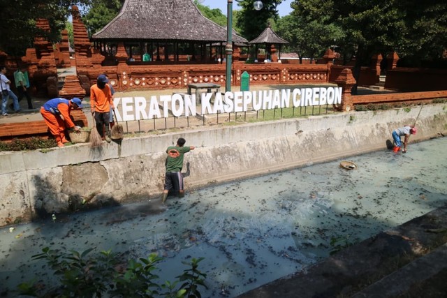 Masyarakat Kota Cirebon dan relawan serta petugas PUPR membersihkan sungai Cipandung yang berada di area keraton Kasepuhan Kota Cirebon. Kondisi sungai sebelumnya banyak dikeluhkan pengunjung keraton. (Juan)