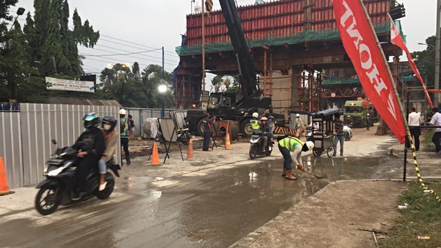 Jl Sholeh Iskandar, lokasi ambruknya tiang tol BORR, sudah dibuka. Foto: Lutfan Darmawan/kumparan