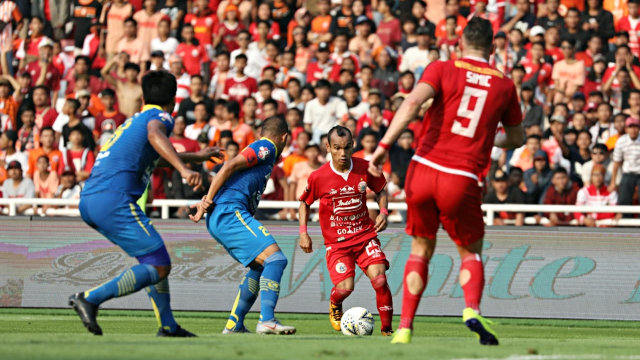 Pemain Persija Jakarta Rico Simanjuntak (kedua kanan) berusaha melewati Persib Bandung pada laga pertandingan Liga 1 2019, di Stadion Gelora Bung Karno, Jakarta. Foto: Nugroho Sejati/kumparan
