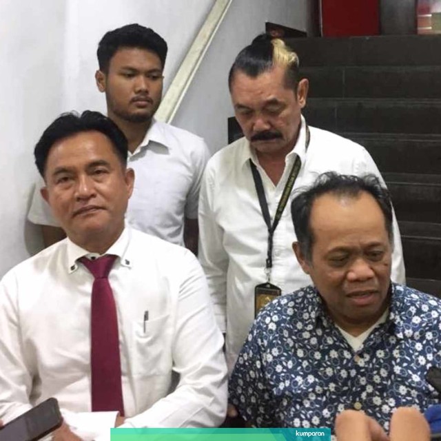 Yusril Ihza Mahendra dan Habil Marati (kanan) di Mapolda Metro Jaya, Rabu (10/7). Foto: Raga Imam/kumparan