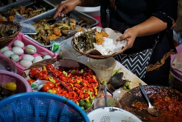 Salah satu penjual Nasi Tempong. Foto : @hobimakan.banyuwangi