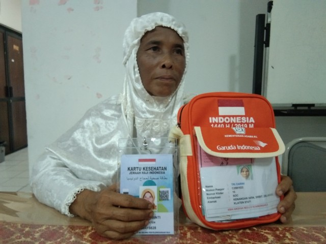 Tri Darini (53), jemaah haji asal Klaten, Jawa Tengah, yang akan berangkat bersama rombongan dari kloter 10. (Tara Wahyu N.V.)