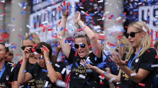 Penyerang tim nasional sepak bola wanita Amerika Serikat Megan Rapinoe (tengah) merayakan kemenangan setelah menjuarai Piala Dunia FIFA 2019, di City Hall, New York, Rabu (10/7). Foto: REUTERS