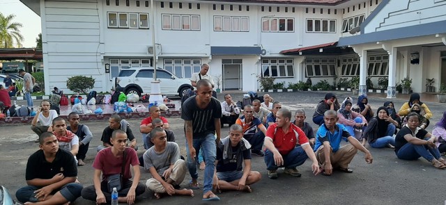 80 pekerja migran dipulangkan dari Malaysia ke Indonesia melalui PLBN Entikong, Rabu ((10/7). Foto: Dok Hi!Pontianak