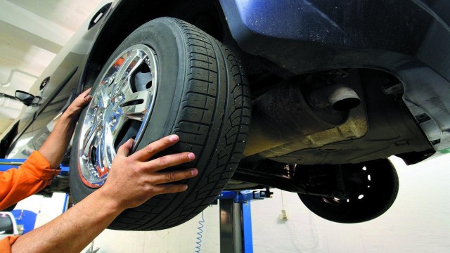 Ilustrasi spooring balancing ban mobil Foto: Dok. Istimewa