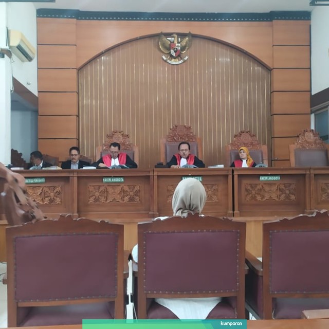 Petugas Kejaksaan saat membawa tas milik Ratna Sarumpaet. Foto: Maulana Ramadhan/kumparan