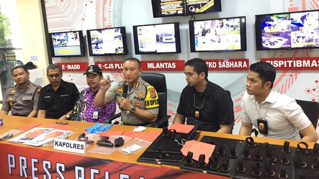 Kapolres Kota Tangerang Kombes Pol Sabilul Alif rilis pengungkapan kasus perampokan emas di Balaraja. Foto: Andesta Herli/kumparan