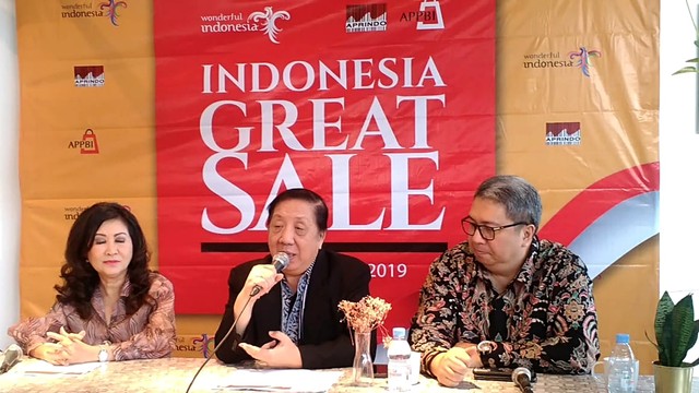 Ketua Asosiasi Pengelola Pusat Belanja Indonesia (APPBI) DKI Jakarta, Ellen hidayat (Kiri), Ketua Umum APPBI Stefanus Ridwan (tengah), dan Ketua Umum Asosiasi Pengusaha Ritel Indonesia (Aprindo), Roy Mendey, dalam konferensi pers Indonesia Great sale 2019 di Gandaria City. Foto: Elsa Olivia Toruan/kumparan