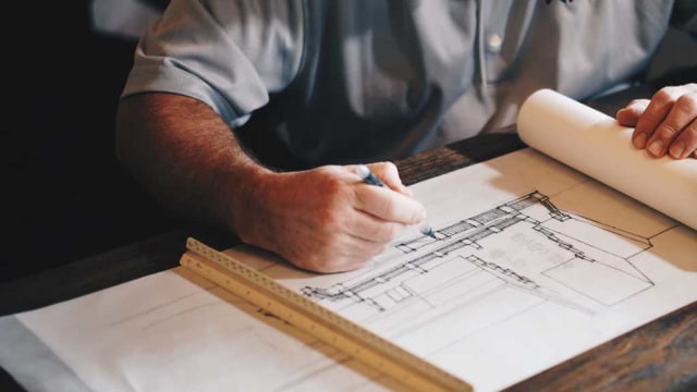 Keterangan foto: seorang kontraktor mendesain bangunan src: smartlegal.id