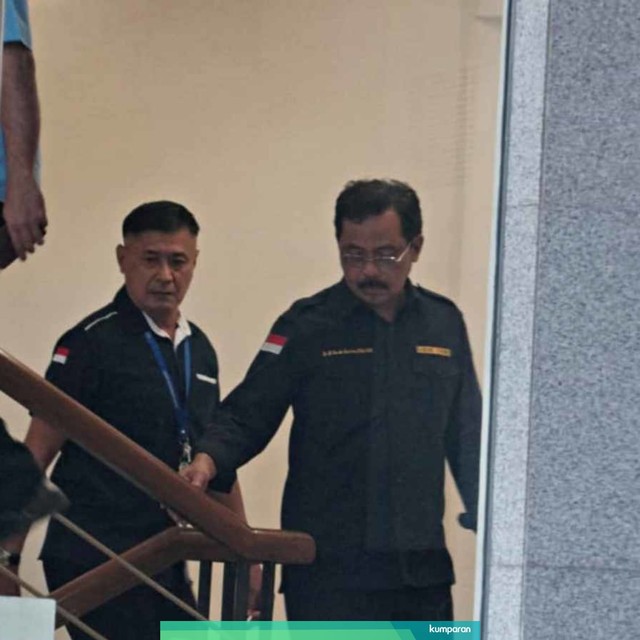 Gubernur Kepulauan Riau Nurdin Basirun (kanan) tiba di Gedung KPK, Kamis (11/7). Foto: Helmi Afandi/kumparan