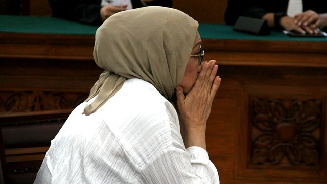 Terdakwa kasus dugaan penyebaran berita bohong atau hoaks Ratna Sarumpaet saat menjalani sidang putusan di Pengadilan Negeri Jakarta Selatan, Kamis (11/7). Foto: Nugroho Sejati/kumparan