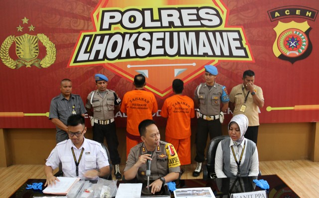 Kapolres Lhokseumawe (tengah) melakukan konferensi pers terkait dugaan pencabulan santri. Foto: Agus/acehkini 