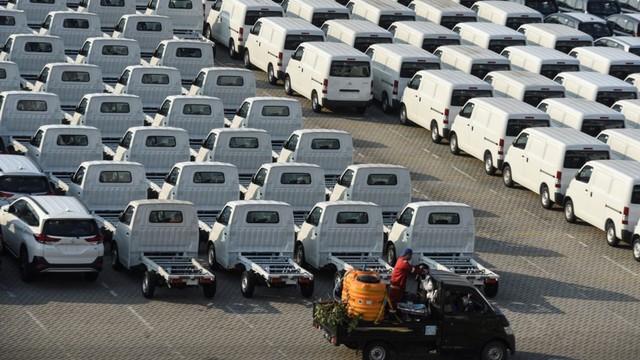 Kendaraan petugas PT Indonesia Kendaraan Terminal (PT IKT) melintas di samping mobil yang siap diekspor di IPC Car Terminal, Pelabuhan Tanjung Priok, Jakarta. Foto: ANTARA FOTO/Muhammad Adimaja