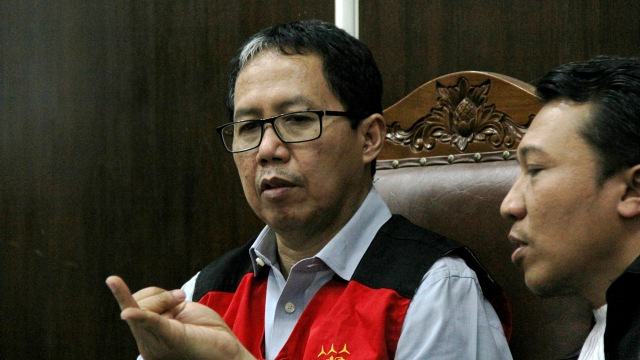 Mantan Plt. Ketua Umum PSSI Joko Driyono (kiri) menjalani sidang pleidoi terkait kasus pengaturan skor sepak bola di Pengadilan Negeri Jakarta Selatan, Kamis (11/7). Foto: Nugroho Sejati/kumparan