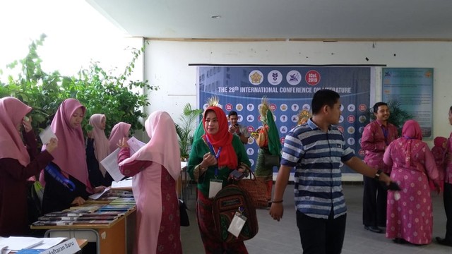 Peserta Konferensi Internasional Kesusastraan XXVIII dari perguruan tinggi di Indonesia melakukan registrasi pada kegiatan yang berlangsung di FKIP Unsyiah, Banda Aceh, Aceh, Kamis (11/7). Foto: Khiththati/acehkini