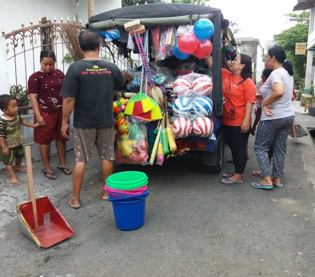 Penjual perabotan rumah tangga | Photo by heriawan86 via Instagram