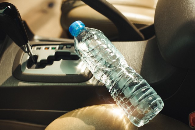 Menyimpan air minum kemasan dalam mobil Foto: Shutter Stock