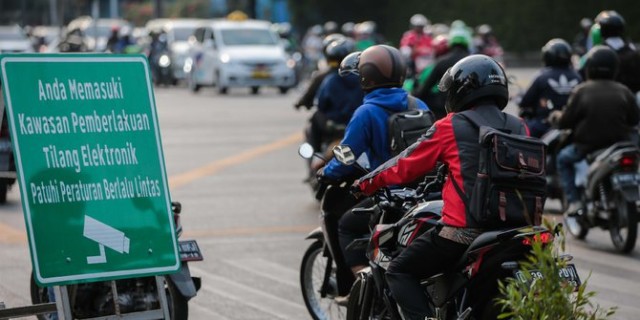 Pengendara motor sedang melewati kawasan tilang elektronik di Jakarta Foto: Dok. Istimewa