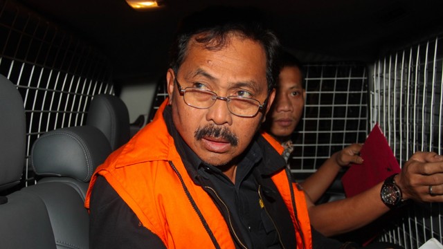 Gubernur Kepulauan Riau Nurdin Basirun berada dalam mobil tahanan usai menjalani pemeriksaan di Gedung KPK, Jakarta, Jumat (12/7). Foto: ANTARA FOTO/Reno Esnir